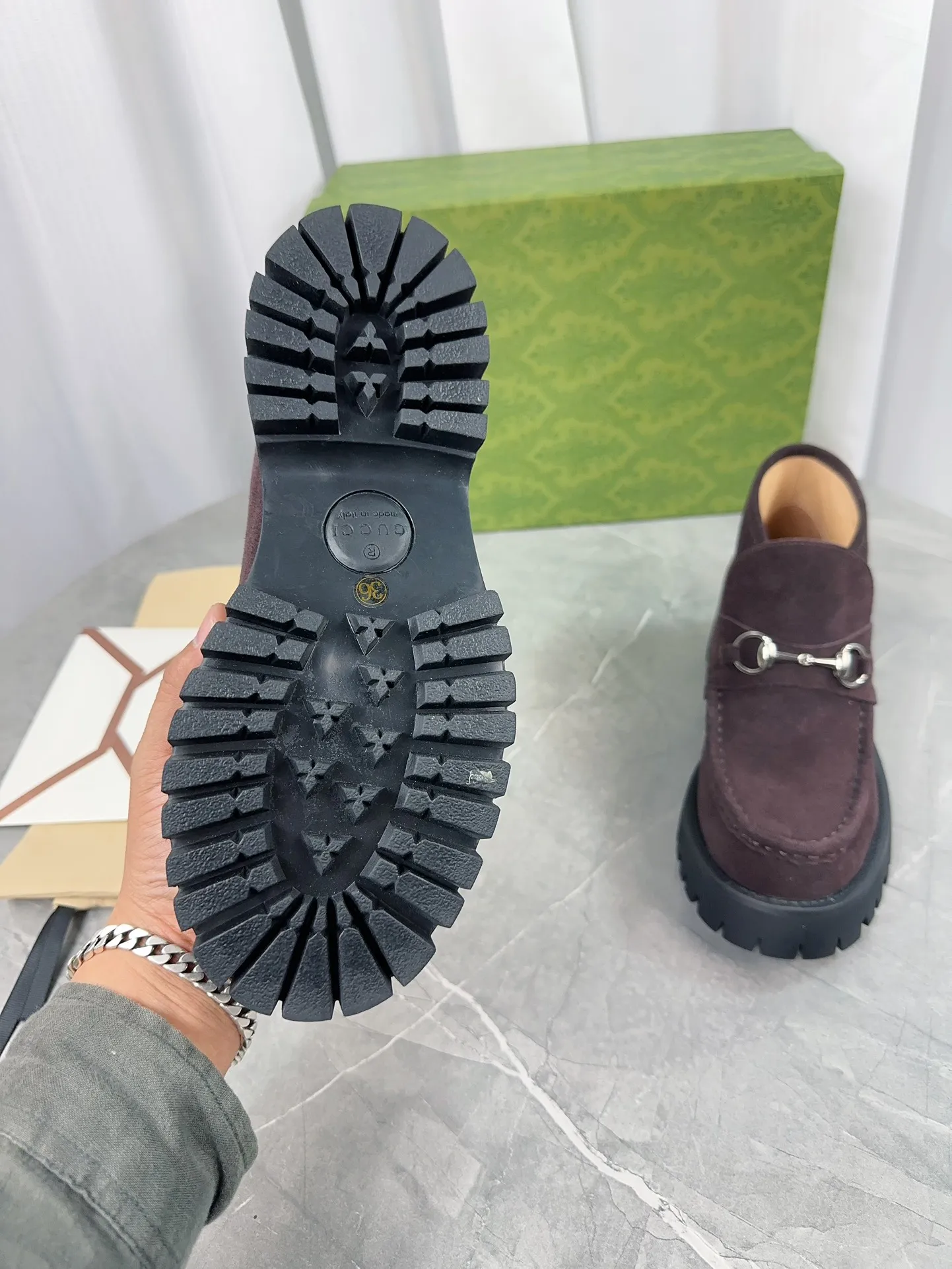 Men's shoes 💰620💰 New model from Gucci, double GG groove thick-soled loafers. The original version is made 1:1. Super beautiful quality, classic model at the counter. ❶Upper: original open-edge beaded cowhide ❷Inner lining: water-dyed cowhide ❸Feet: water-dyed cowhide ❹Outsole: ultra-light original sole ❺Thick sole heightening: 3.5cn ❻Packing: original packaging ❼Number: 35-42 (41 41 customized, non-refundable) Men's model: 38-46 (45, 46 customized, non-returnable)